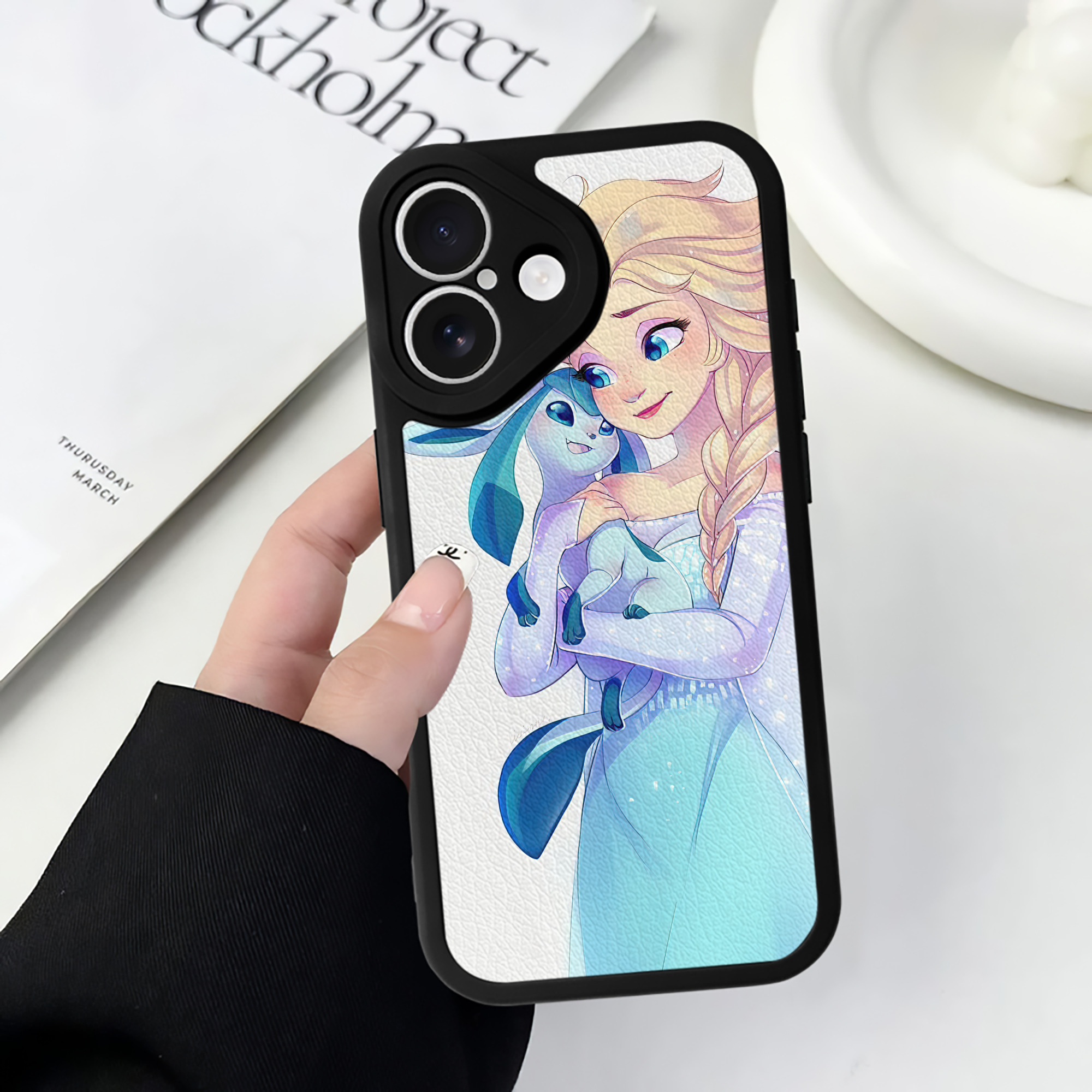 （画像用） アナと雪の女王 アンナ エルサ Frozen Anna Elsa 【iPhone 16シリーズ対応】シリコンスマホケース（レザー調） 材質：シリコン